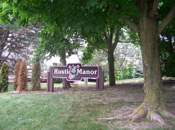 4305 S Todd Dr #11, Greenfield, WI 53228