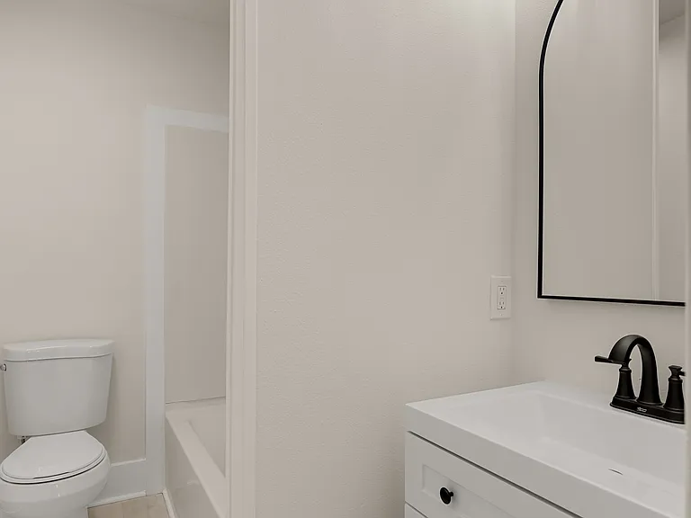112 E 1st St #204 — Photo 4