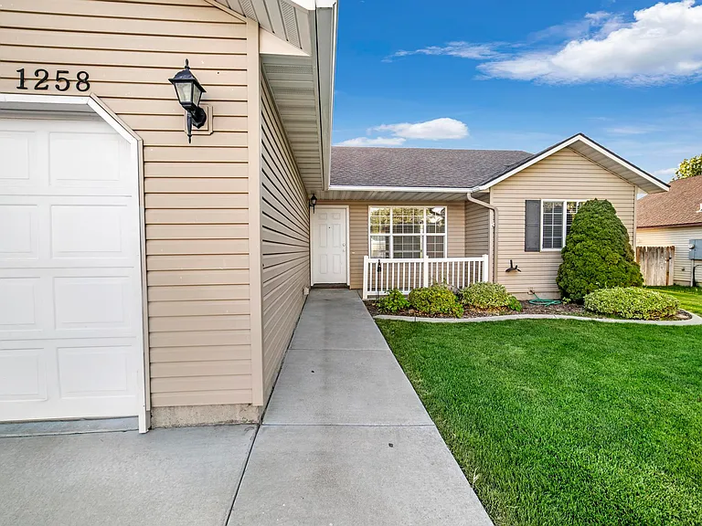 1258 Fiesta Way — Photo 3