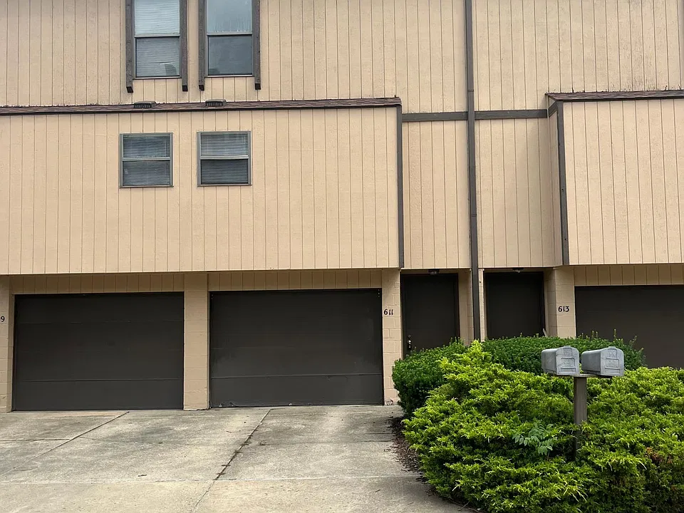 611 Center Ave