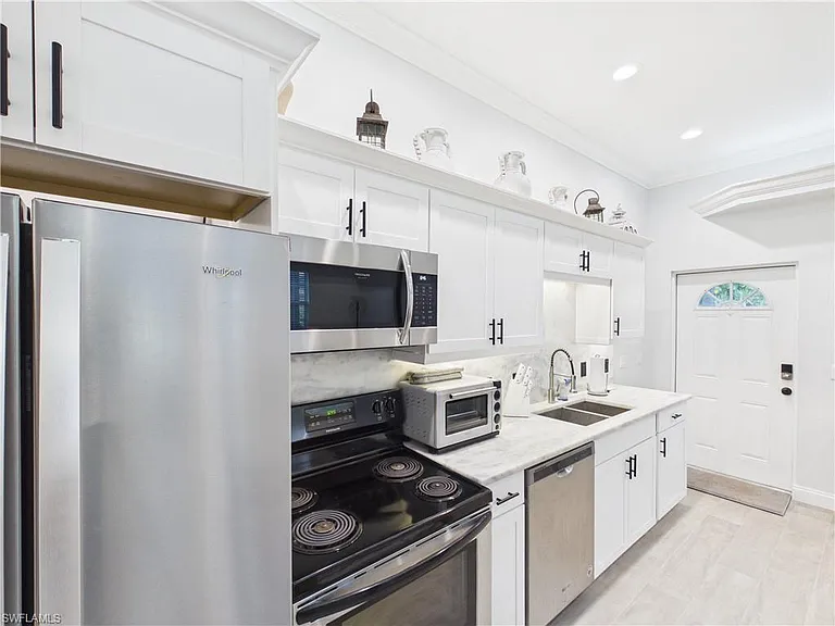 6072 Polly Ave — Photo 4