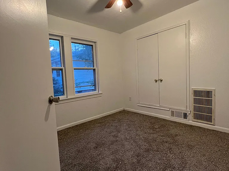 1215 E Whittaker St — Photo 8