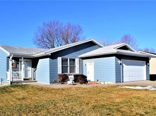 6 Meadow Ln, Kearney, NE 68845