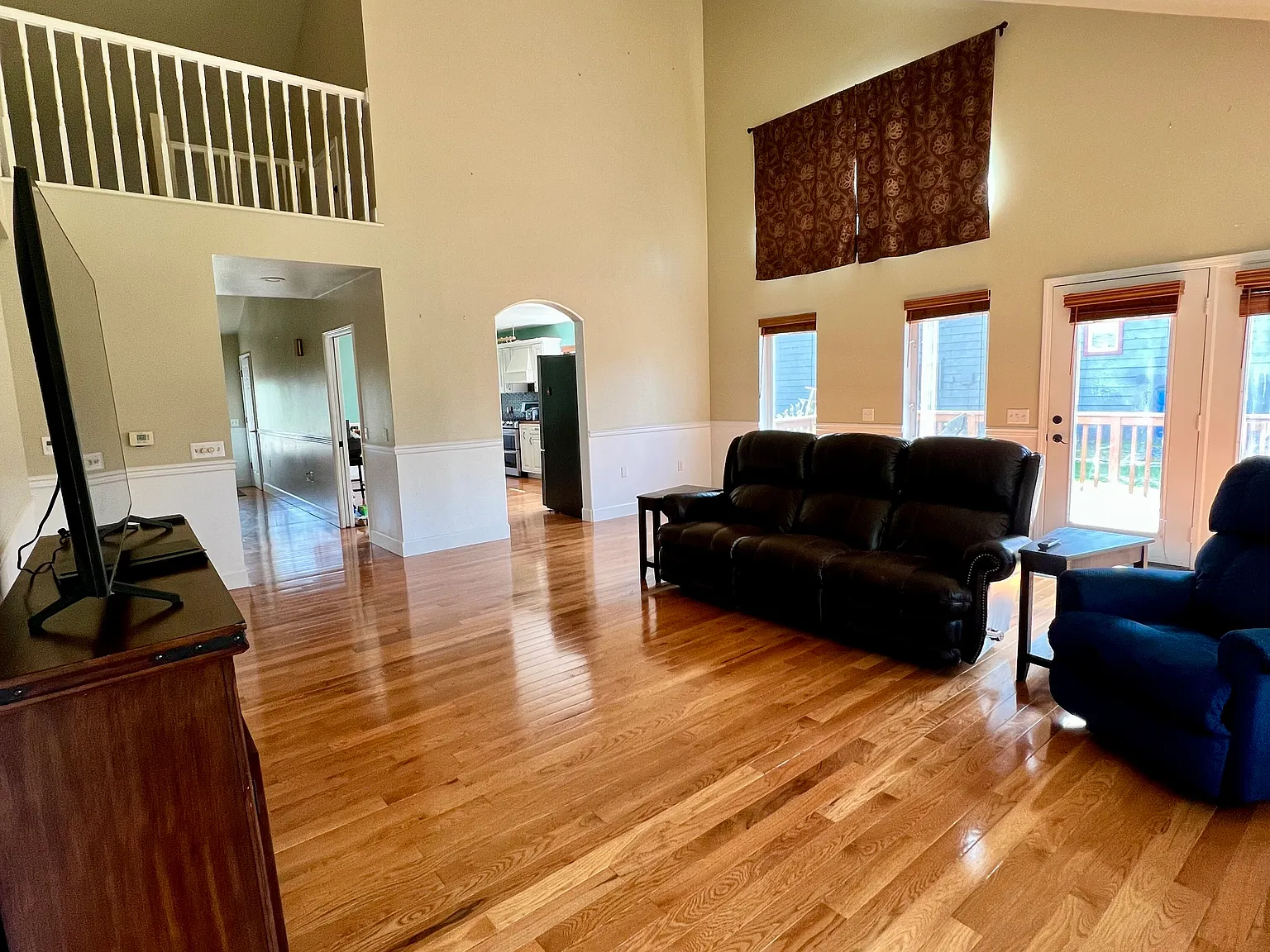 5 bed, 2400 sqft, $2,900 — Photo 3