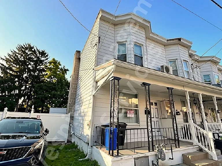1734 W Norwegian St — Photo 1