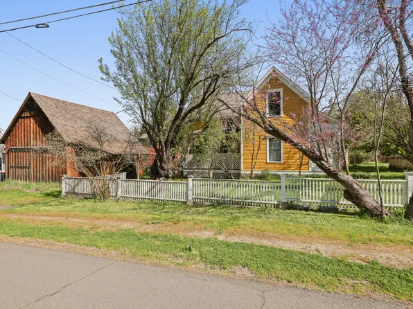 220 8th St, Jacksonville, OR 97530