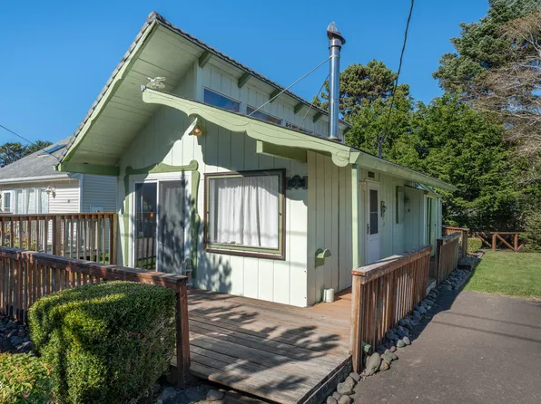 1717 NW 33rd St, Lincoln City, OR 97367