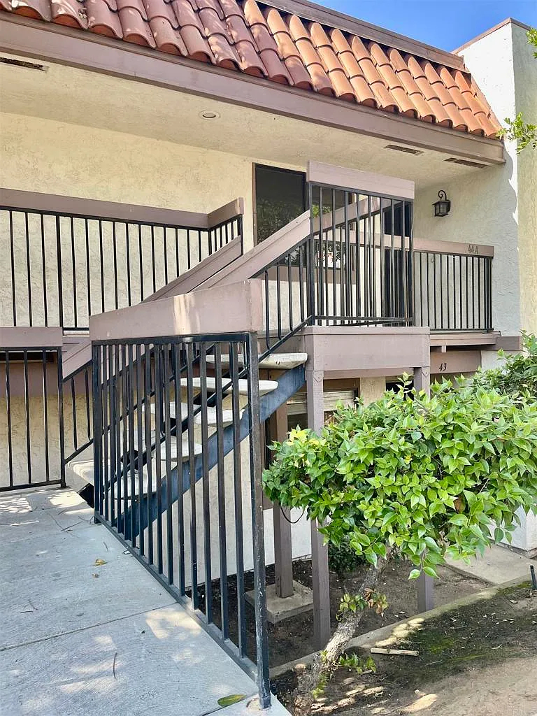 2 bed, 2.0 bath, 1081 sqft, $2,400 — Photo 1