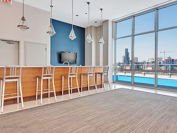 5th image of 1629 S Prairie Ave Unit 1405