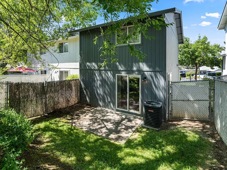Talent Parkside Apartments — Photo 43