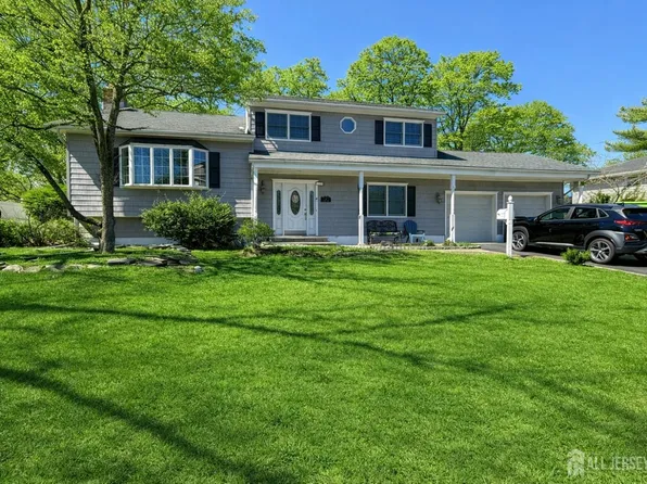 8 Schelly Dr, Middletown, NJ 07748