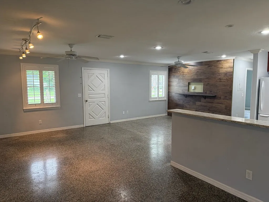3 bed, 1601 sqft, $2,050 — Photo 2