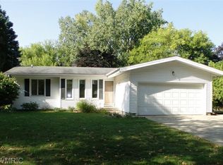 915 Worcester Dr NE, Grand Rapids, MI 49505
