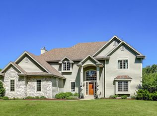 711 River Bluff Cir, Oconomowoc, WI 53066