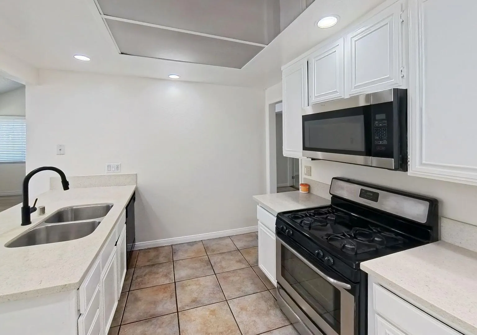 $500 off of the First Month's Rent: Move-in by September 1st! Prime Location and Spacious Home at... — Photo 3