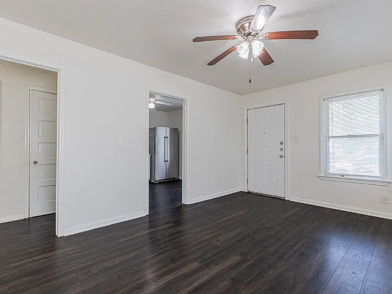 534 Walton Ave — Photo 7