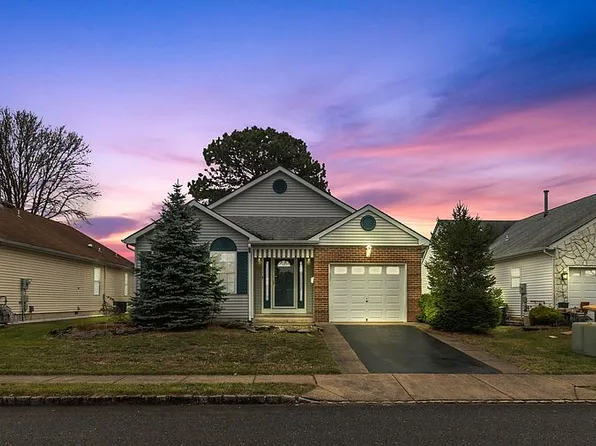 27 Portsmouth Dr, Toms River, NJ 08757