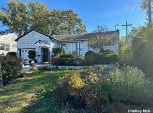 15 Forest Rd, Valley Stream, NY 11581