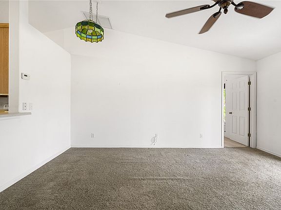 4th image of 840 Greenleaf Cir