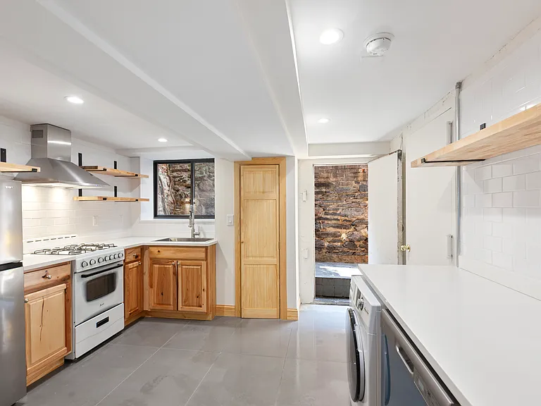 315 E Houston St #1 — Photo 4