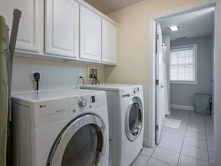 2 Lowther Pl — Photo 35