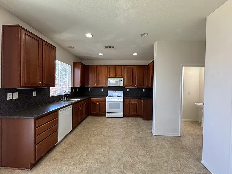 14042 Jockey Ln — Photo 6