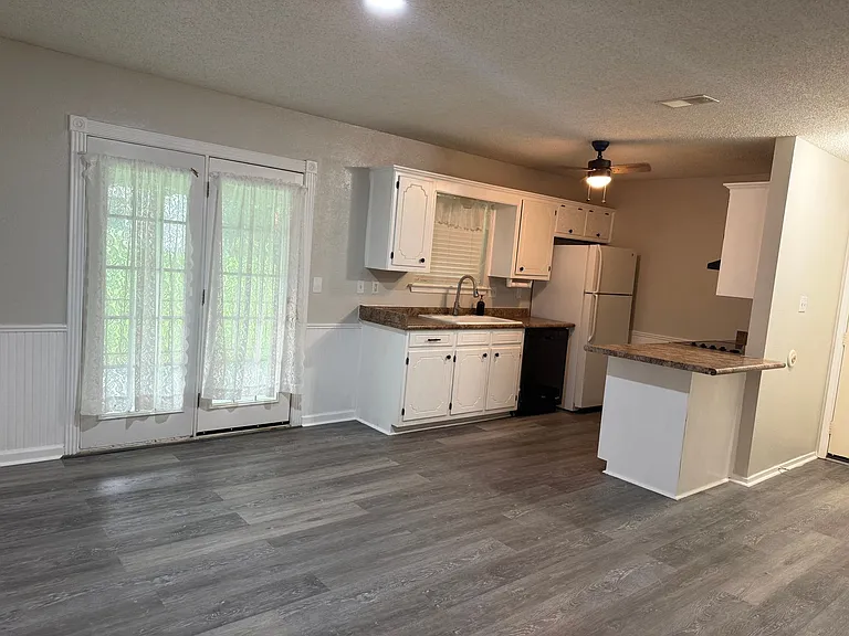 3710 Pratt Dr — Photo 5