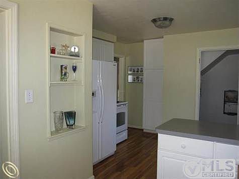 Kitchen 2.JPG