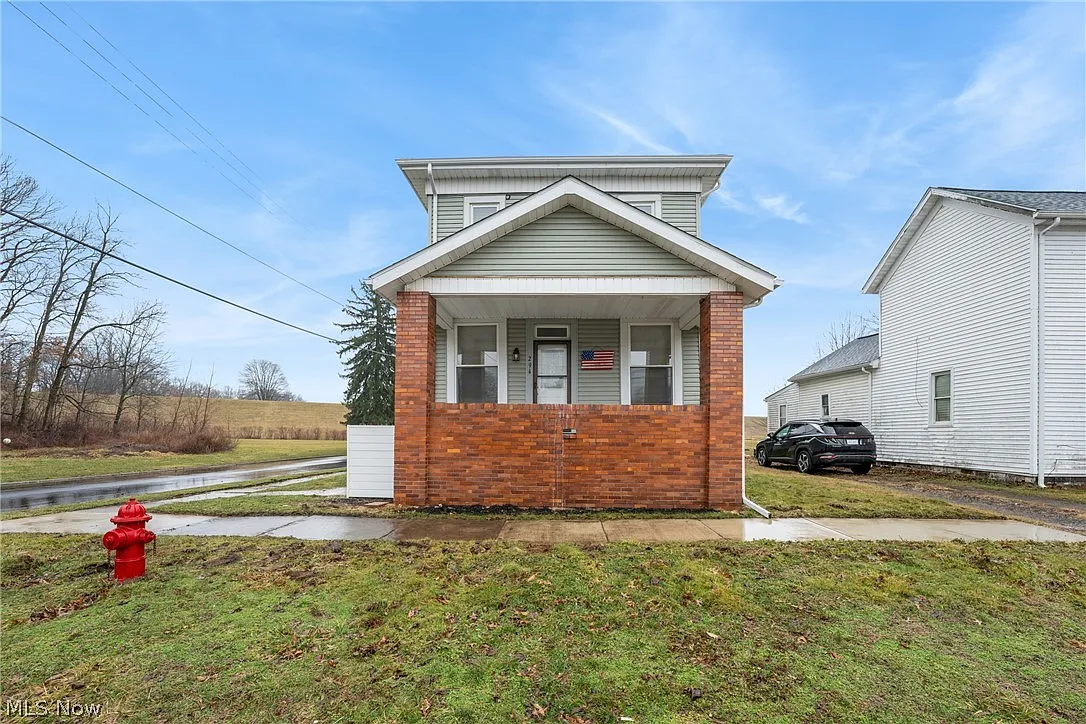 294 Plain St photo 1
