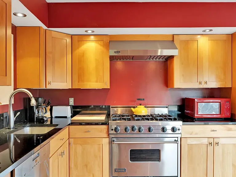 37 Gardiners Bay Dr — Photo 9