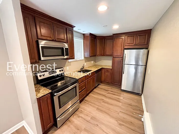 2 bed, 1.0 bath, 955 sqft, $1,700 — Photo 2