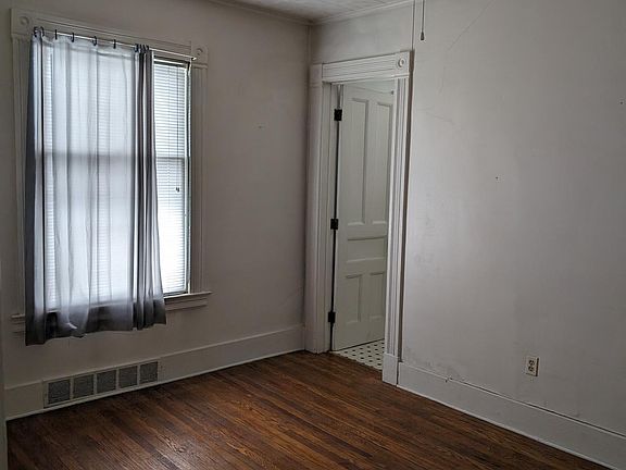 3rd image of 136 Harvard St #1