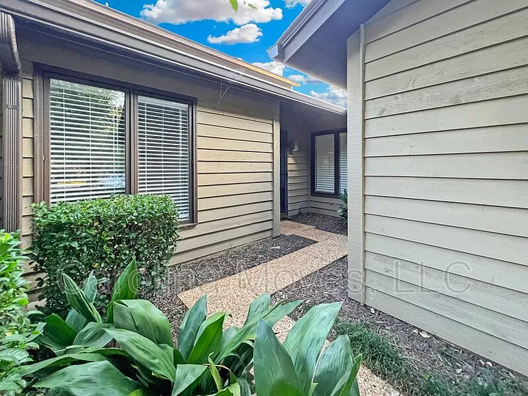 419 Sparrow Hawk Ct — Photo 2