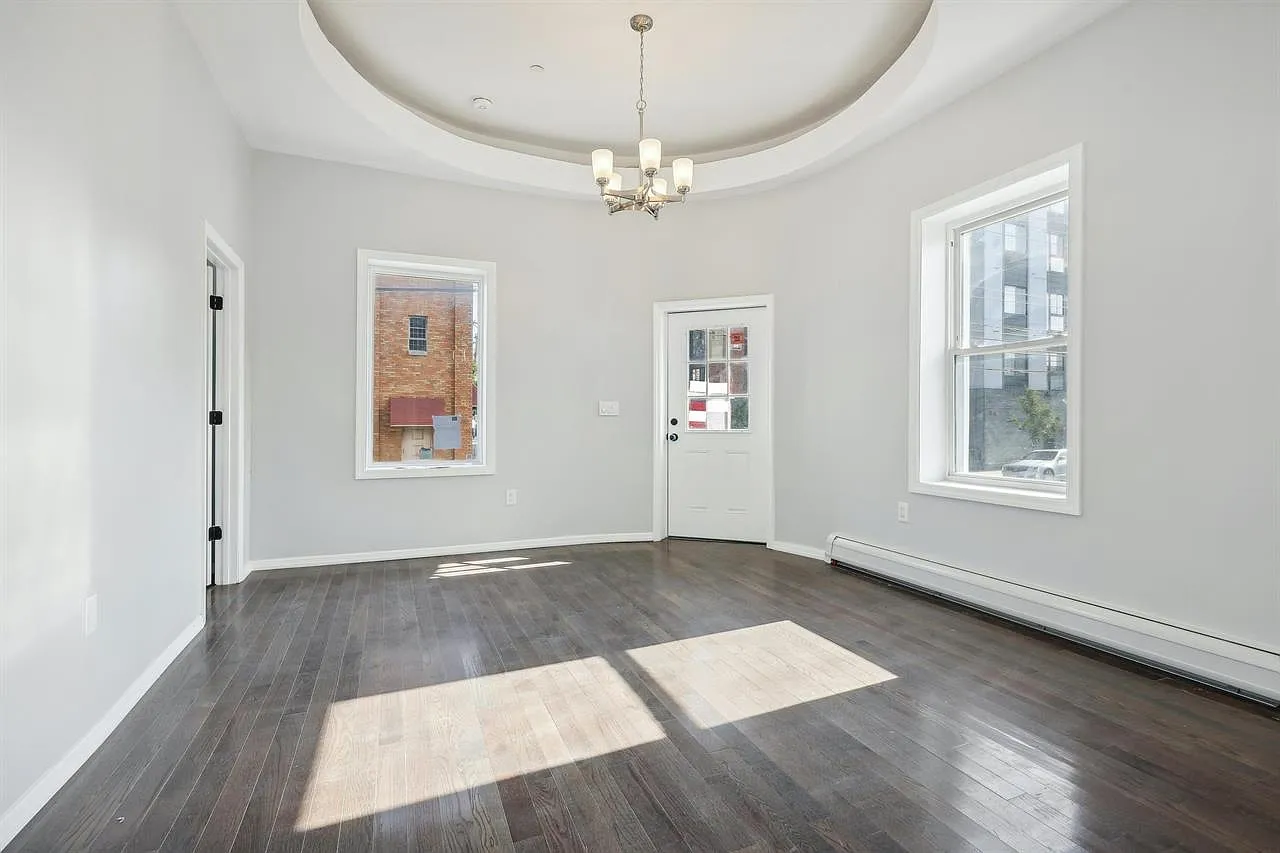 3 bed, 2.0 bath, 1000 sqft, $3,500 — Photo 2