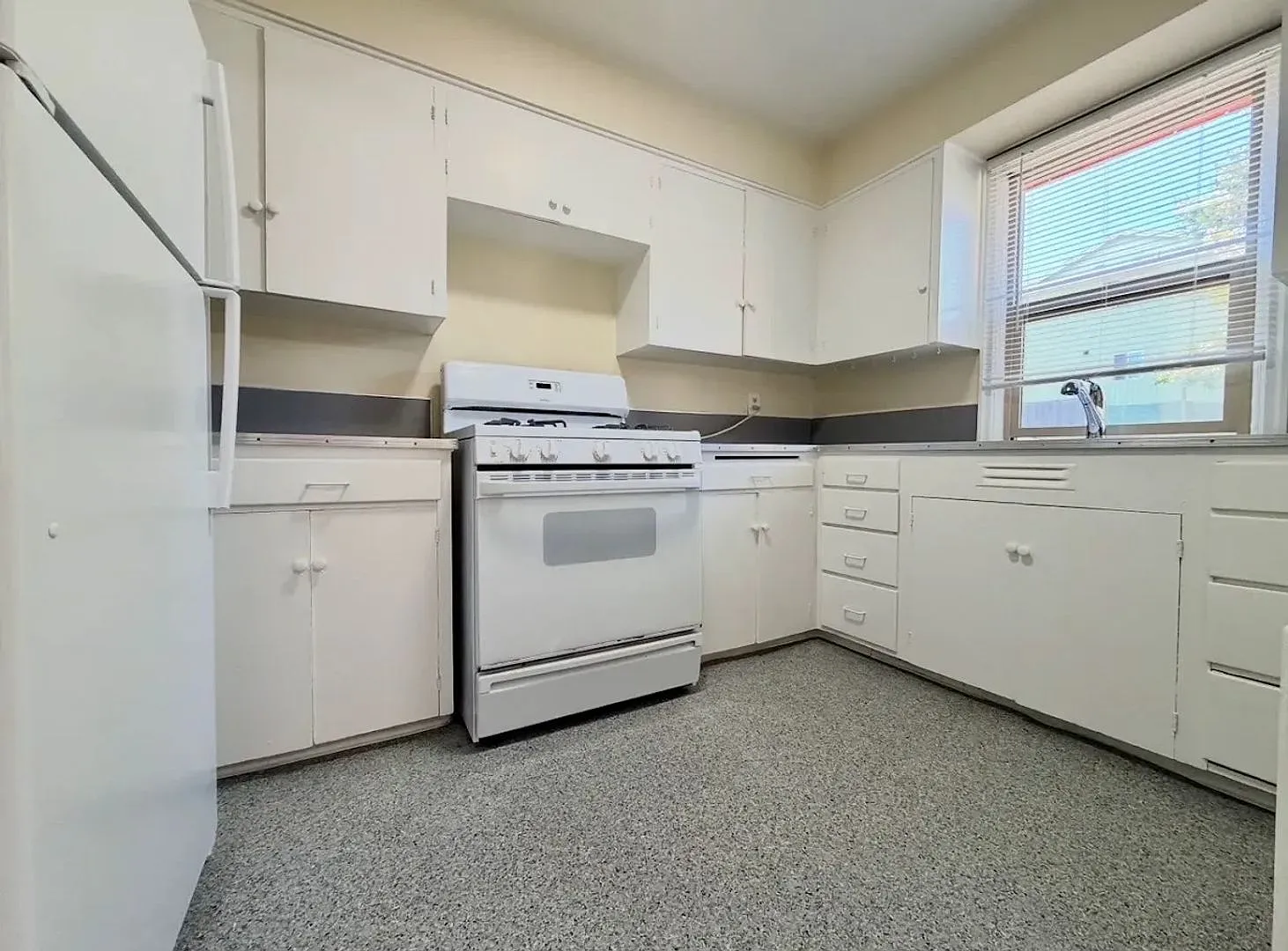 Tucked Away North Tabor Beauty~ Main Floor 2 Bedroom w/ Wood Floors~ Bike Storage~ Off Street Par... — Photo 3