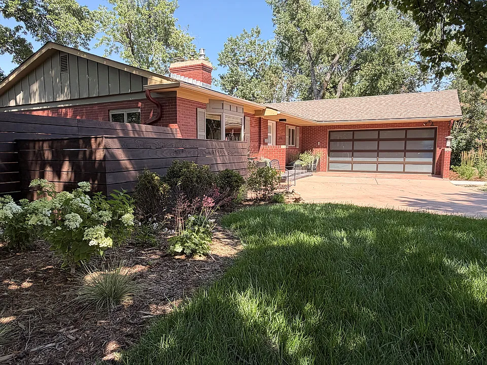 2805 Regis Dr