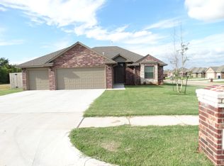 1925 W Crossbow Way, Mustang, OK 73064
