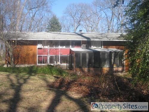 2nd image of 19 Fiddlers Green Dr