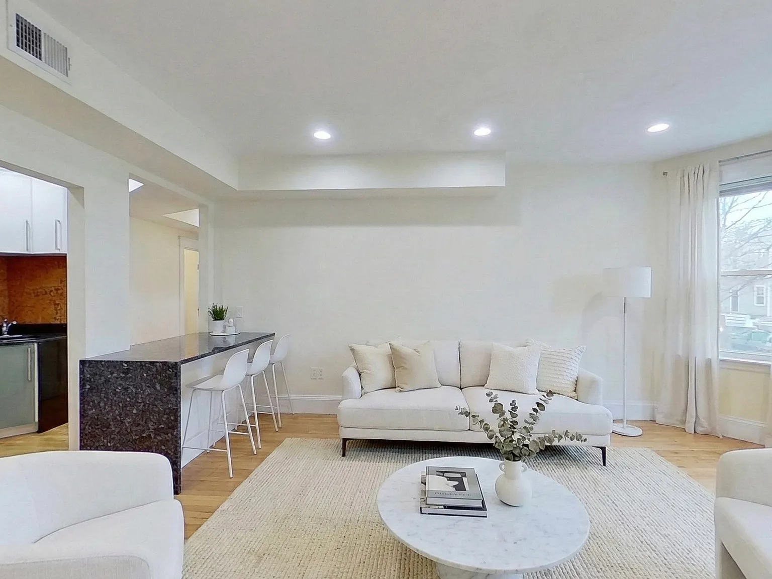 4 bed, 1800 sqft, $6,700 — Photo 2