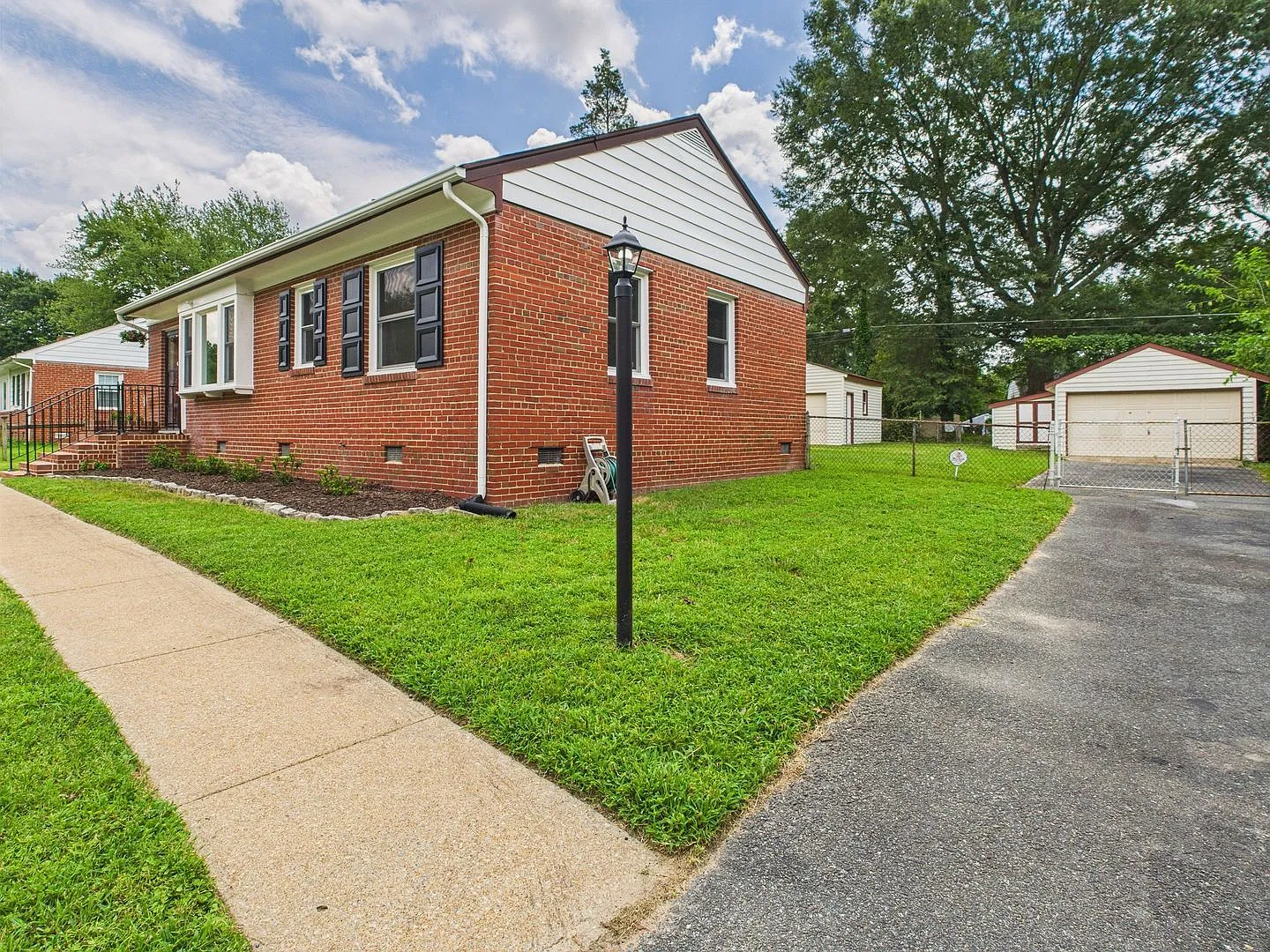 3 bed, 1.0 bath, 936 sqft, $2,050 — Photo 3