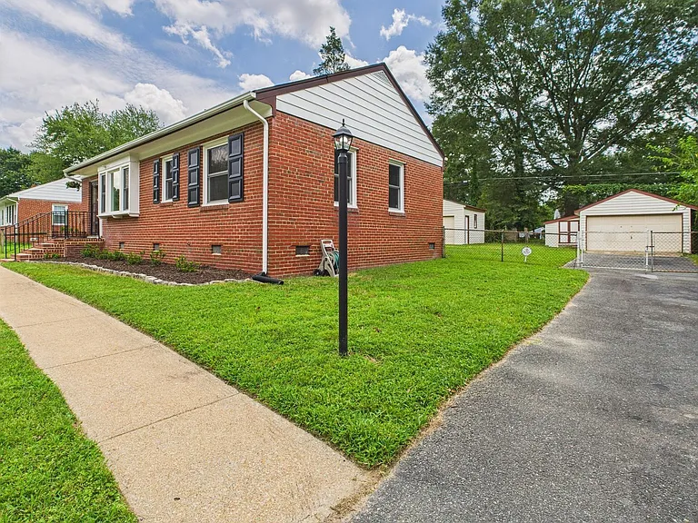 1709 Glenview Rd — Photo 3