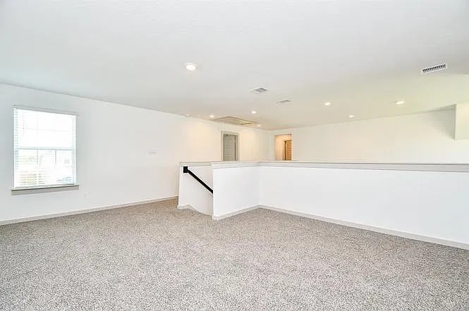 4 bed, 2.5 bath, 2501 sqft, $2,450 — Photo 4