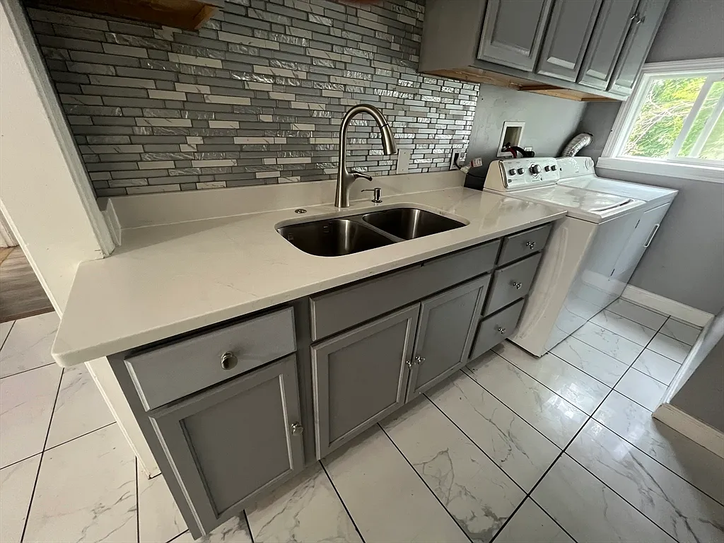 3 bed, 1.0 bath, 1100 sqft, $2,200 — Photo 4