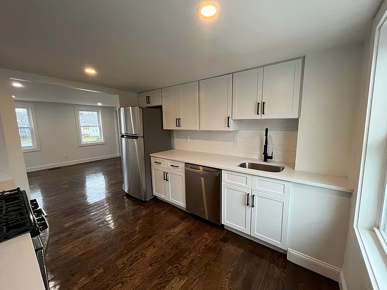 284 School St — Photo 1