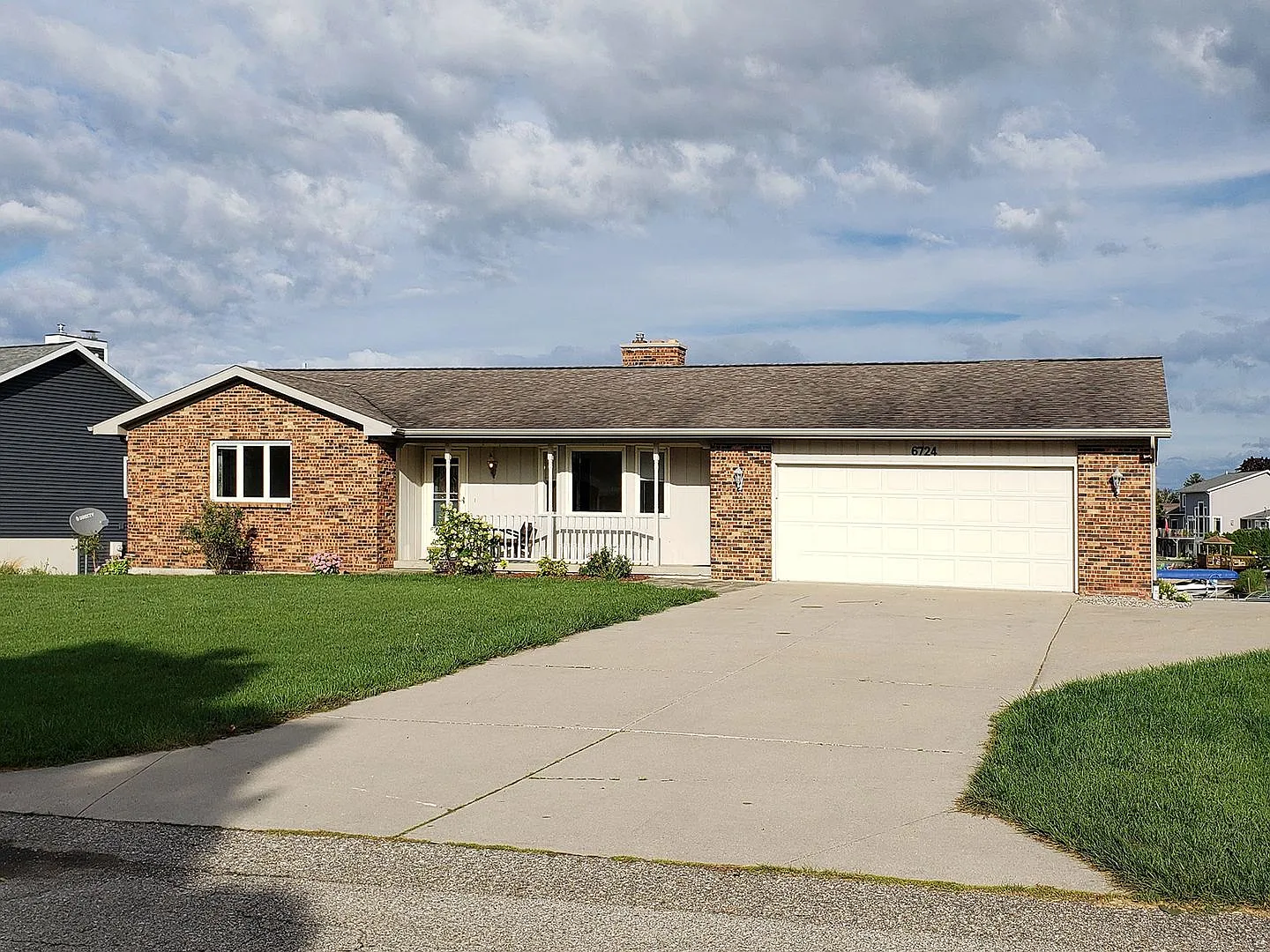 4 Bed 2.5 Bath Home On Rushmore Lake — Photo 1