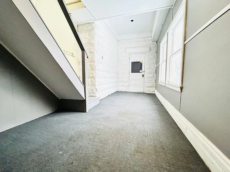 609 W 2nd St — Photo 16