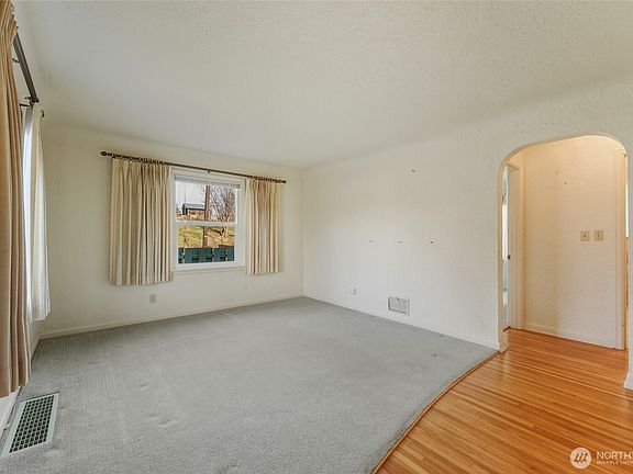 4th image of 1044 N Clinton St