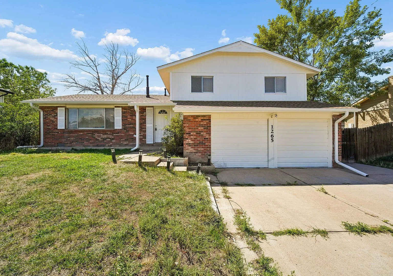 Beautiful Three Bedroom Home In Aurora — Photo 2