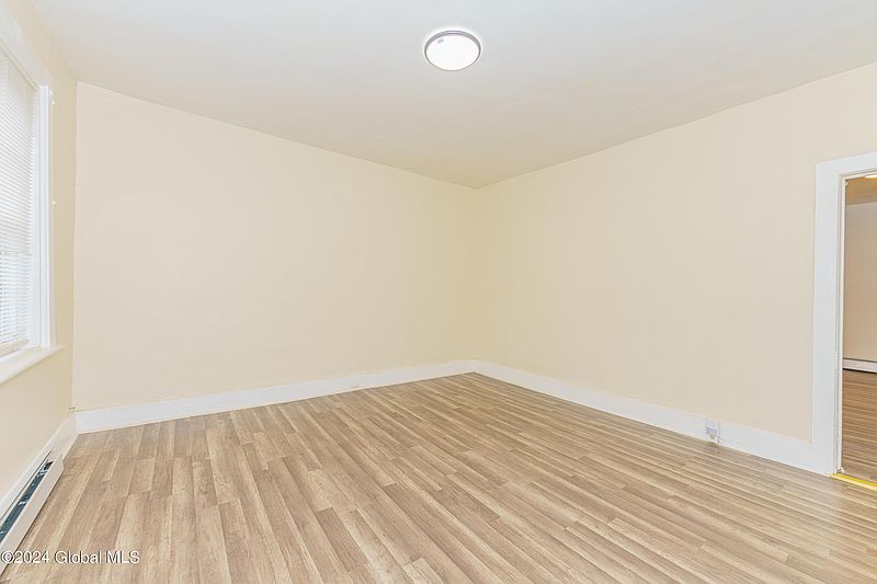 5th image of 9 Robin Street