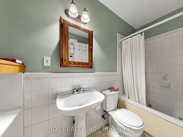 100 Roxborough Rd — Photo 17